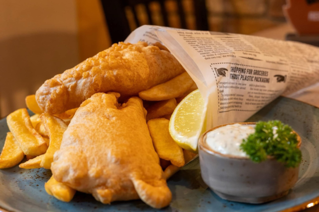 Mittags-Wochengericht vom 14. bis 18. April
Fish & Chips – Einfach köstlich!

In der Woche vor Ostern darf Fisch auf dem Speiseplan nicht fehlen: Freuen Sie sich auf knusprig ausgebackenen Kabeljau und frisch frittierte, goldgelbe Pommes. Ein Klassiker, der mit seinem puren Geschmack überzeugt – sättigend, lecker und genau das Richtige für diese Zeit.

Wie immer auch als Seniorenportion erhältlich.
Guten Appetit und eine schöne Osterzeit! 🌼 🐣🐰 #germars #germarsbestburger #augsburg #schwabmünchen #restaurant