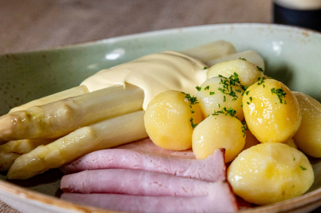 Mittags-Wochengericht vom 28. April bis 02. Mai (Donnerstag ausgenommen) 

Genießen Sie frischen Spargel mit feiner Sauce Hollandaise, dazu kleine Drilling-Kartoffeln und aromatischer Schinken – ein klassisches Frühlingsgericht! Guten Appetit! 😋 #germars #germarsbestburger #augsburg #schwabmünchen #restaurant