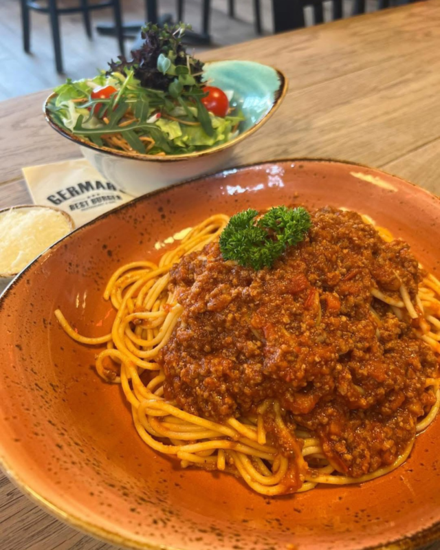 Mittags-Wochengericht vom 22. bis 25. April

Nach den genussvollen Ostertagen starten wir mit einem beliebten Klassiker in die Woche:
Spaghetti Bolognese mit frisch geriebenem Parmesan und einem kleinen Beilagensalat.

Wie immer ist das Gericht auch als Seniorenportion erhältlich.

Guten Appetit! 😋 #germars #germarsbestburger #augsburg #schwabmünchen #restaurant