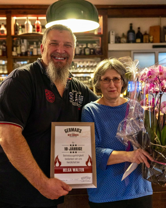 10 Jahre voller Einsatz am Herd – Danke, Helga!

Heute feiern wir ein echtes Jubiläum:
Helga Walter ist seit 10 Jahren Teil unseres Küchenteams!
Mit Leidenschaft, Erfahrung und einer guten Prise Humor sorgt sie Tag für Tag dafür, dass’s nicht nur schmeckt, sondern auch läuft.

Helga, danke für alles – schön, dass du bei uns bist!
🤗🧡

#germars #germarsbestburger #schwabmünchen