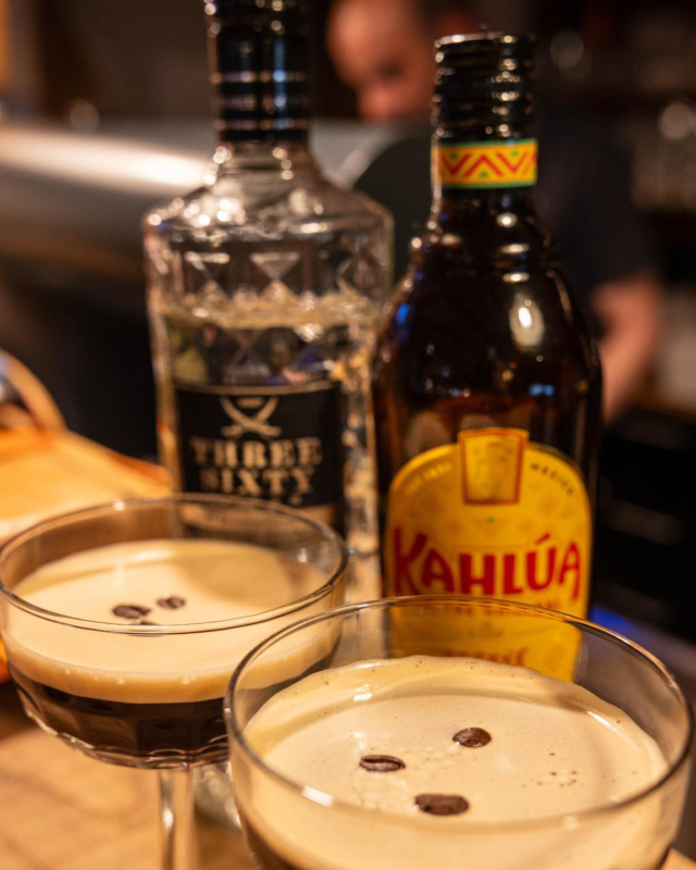 Endlich Wochenende! 🙌🏼

Zeit zum Zurücklehnen, Zeit für Genuss –
und was passt besser als ein Espresso Martini?

Unser neuester Cocktail-Genuss: Espresso Martini
Kaffee trifft Wodka, ein Hauch Süße – perfekt zum Anstoßen 🍸

#germars #germarsbestburger #restaurant #schwabmünchen