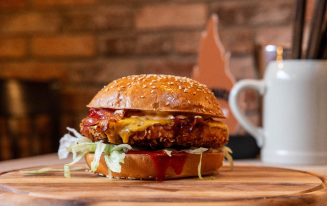 Chef’s Crispy Chicken Burger – außen knusprig, innen saftig! 🍔
Mit feiner Sauce, Bacon und Cheddar – einfach zum Reinbeißen. 

Jetzt genießen! 🧡

#germars #germarsbestburger #augsburg #schwabmünchen #restaurant
