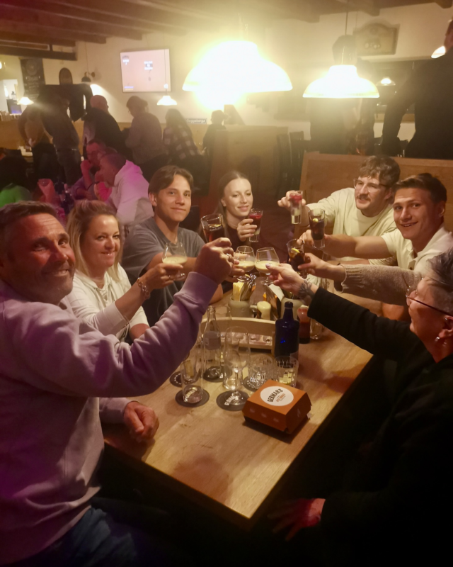 Rückblick aufs Mai-Pubquiz im Germar’s 🍻
Die Themen beim letzten Pubquiz vor der Sommerpause waren vielfältig: Afrika, Straßenverkehrsordnung, unnützes Wissen und Musik sorgten für unterhaltsame Raterunden.
Den Sieg sicherte sich das Team Nixwisser – knapp vor #dichtistpflicht und Chakalaka. 👏🏼

Das Pubquiz geht nun in die Sommerpause. Weiter geht’s am 6. Oktober! 🤗 #germars #germarsbestburger #augsburg #schwabmünchen #restaurant #event #pubquiz #montag #congratulations